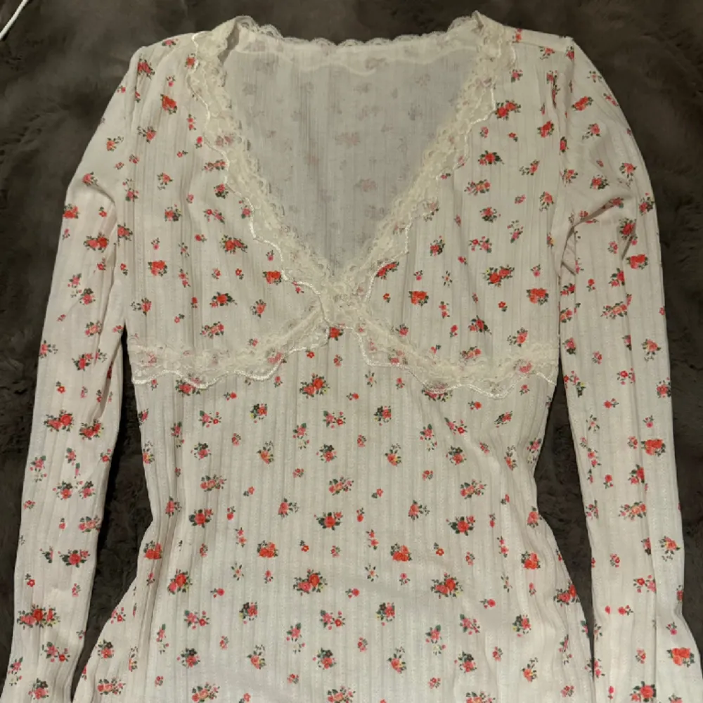 blommig spetsklänning i storlek s, nyskick. lite genomskinlig ⭐️ använd ”köp nu”. 10/1-2024. Klänningar.