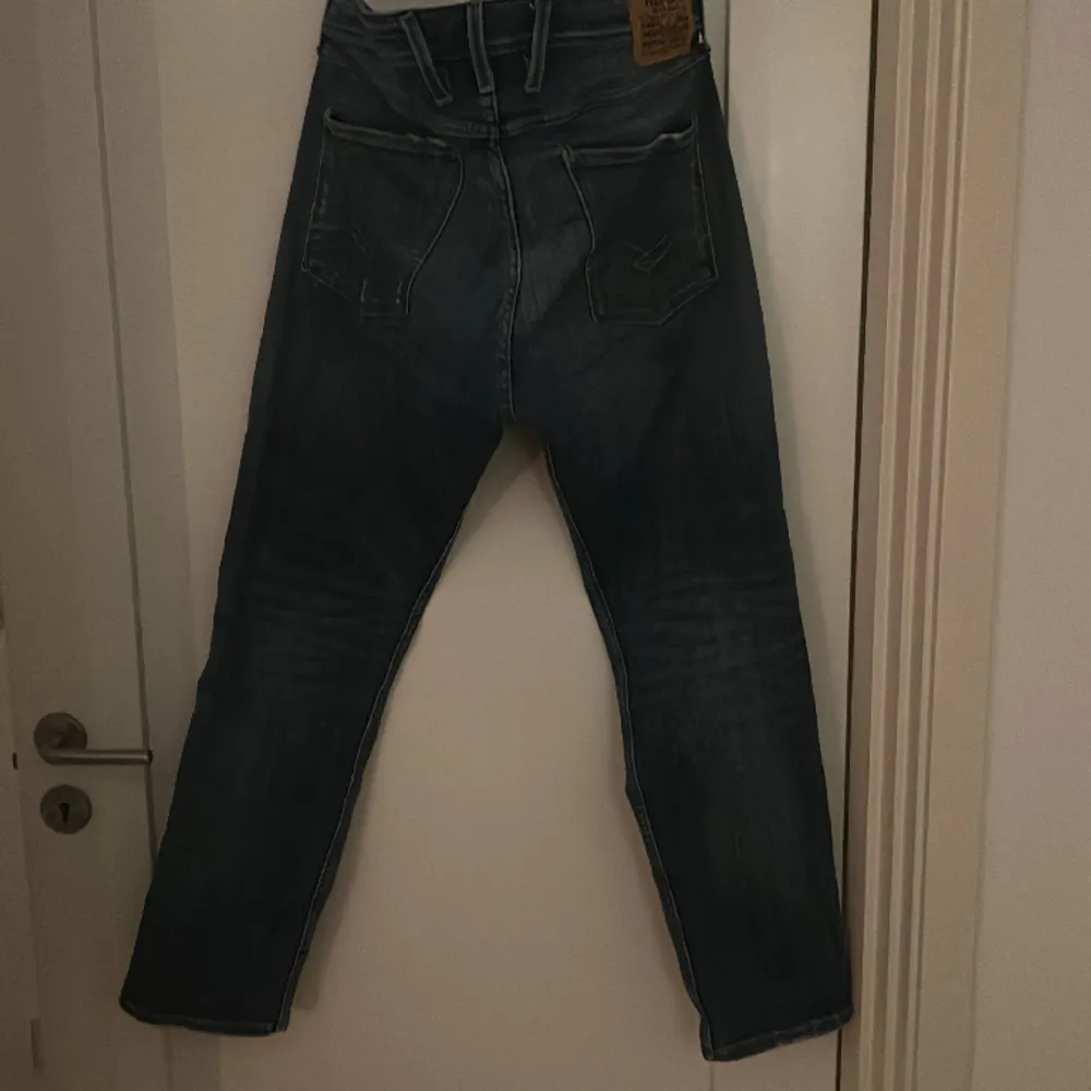 Säljer nu mina snygga replay jeans eftersom dom är för små, dom är knappt ansvända och nypris är runt 1500kr. Jeans & Byxor.
