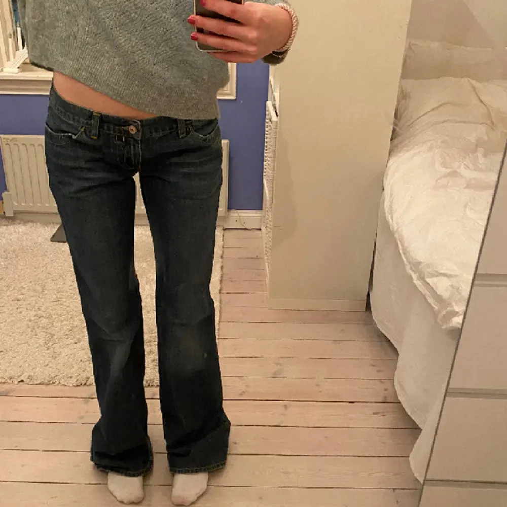 Snygga lågmidjade jeans köpta second hand 💙midjemåttet är 41 cm och innerbens längden är 87 cm. Sitter bra på mig som är 170 cm och när S/M i jeans! Budgivning om fler är intresserade, annars först till kvarn! . Jeans & Byxor.