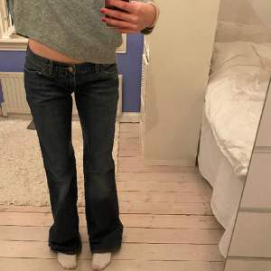 Snygga lågmidjade jeans köpta second hand 💙midjemåttet är 41 cm och innerbens längden är 87 cm. Sitter bra på mig som är 170 cm och när S/M i jeans! Budgivning om fler är intresserade, annars först till kvarn! 