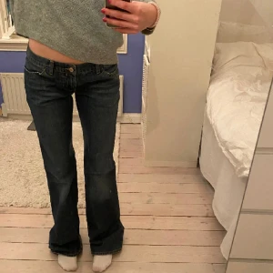 Lågmidjade jeans - Snygga lågmidjade jeans köpta second hand 💙midjemåttet är 41 cm och innerbens längden är 87 cm. Sitter bra på mig som är 170 cm och när S/M i jeans! Budgivning om fler är intresserade, annars först till kvarn! 
