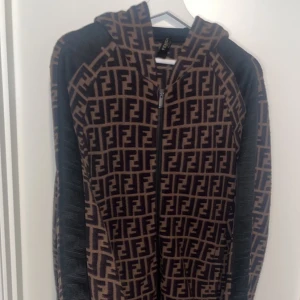 Fendi zip - Säljer nu min tvärfeta Fendi all over monogram då den inte kommer till användning lika mycket som jag hade hoppats!! Retail pris är 18000kr så slå till på detta dunder pris