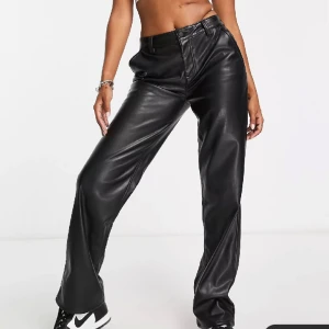 ASOS Läderimiterade byxor - Ett par fina Läderbyxor från ASOS som används en gång. Perfekt skick! Men tyvärr lite för stora för mig. Super sköna och fina. 