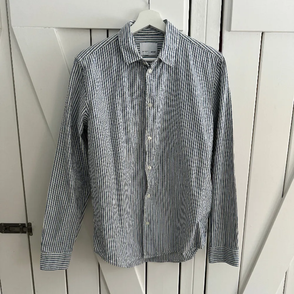 Blå/vit randig skjorta från Samsøe Samsøe i storlek M. Väldigt sparsamt använd. Regular fit.. Skjortor.