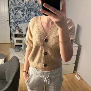 Beige tröja - Kan användas som både kofta och t-shirt, använt 1 gång så inga fläckar eller ”skador”