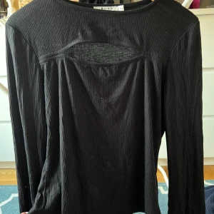 Topp från NAKD - Topp med öppning runt bröstkorgen💗