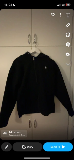  Ralph Lauren zip hoodie - Hej nu säljer jag min polo tröja som har Tyvär blivit för liten för mig  Jag har en använt den max 10gånger köptes för 2-3 månader sen