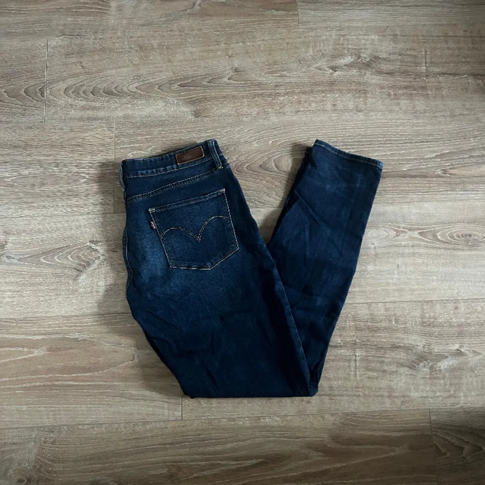 Ett par jeans i absolut topp skick och som dessutom har en extremt snygg tvätt. Nypriset på dessa jeans ligger på runt 1000kr. Längden på byxorna är 93cm och midjan 37cm jämför gärna med ett par egna och sen är det fritt fram att använda ”köp nu”.. Jeans & Byxor.