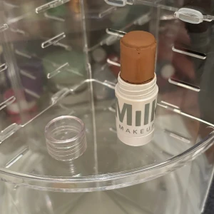 Milk bronzer, LÄGG GÄRNA PRIS FÖRSLAG - Milk bronzer i färgen ”baked”. Den har inte kommit till använd därför säljer jag den. När jag skulle ta bilden fastnade sticket uppe och går nu inte att skruva ner. Har använt den 3/4 gånger. Har du frågor  eller nått tveka inte att skriva