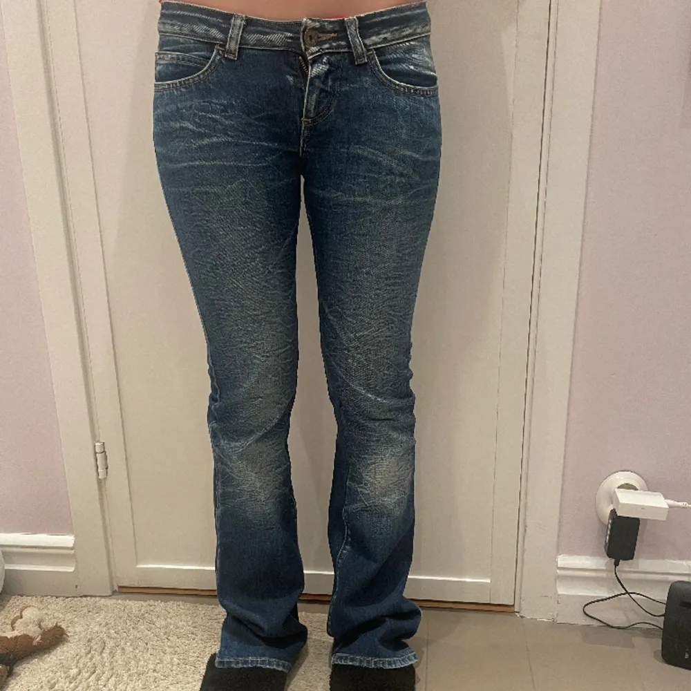 Säljer dessa supersnygga replay jeans då jag tycker de sitter tight på mig. Jag har aldrig riktigt använt de så de är i nyskick! Skriv privat för mer bilder eller frågor❤️. Jeans & Byxor.