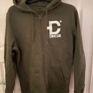 Grön dirtcult ziphoodie - Säljs då den inte har blivit använd på den senaste tiden