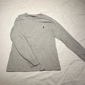 Ralph Lauren tröja  - Grå Ralph Lauren tröja, den är i fint skick och passar barn mellan 12-14 år. 