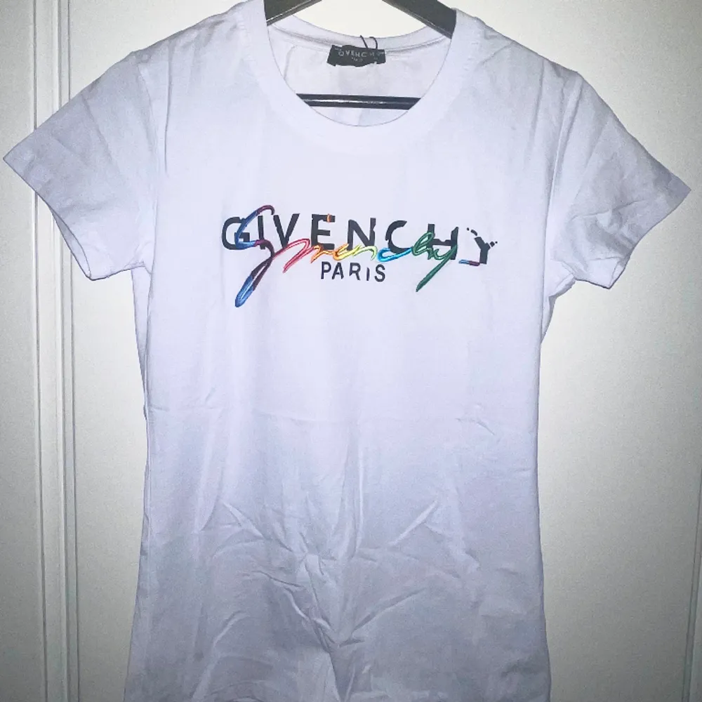 En helt ny och oanvänd Givenchy t-shirt i storlek M, passar även en S. Den är oanvänd pga fel köp av storlek. Lapparna sitter kvar.. T-shirts.