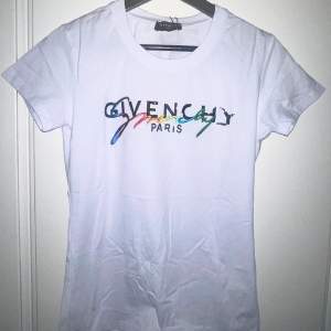 En helt ny och oanvänd Givenchy t-shirt i storlek M, passar även en S. Den är oanvänd pga fel köp av storlek. Lapparna sitter kvar.