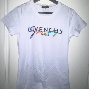 Givenchy signature rainbow t-shirt - En helt ny och oanvänd Givenchy t-shirt i storlek M, passar även en S. Den är oanvänd pga fel köp av storlek. Lapparna sitter kvar.