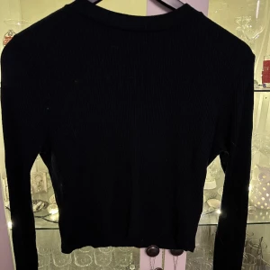 Långärmad tröja - Denna tunna långärmad som jag köpt på H&M säljer jag nu för att jag inte fått användning av den. Nypris 149. Pris nu 40 kronor plus frakt 