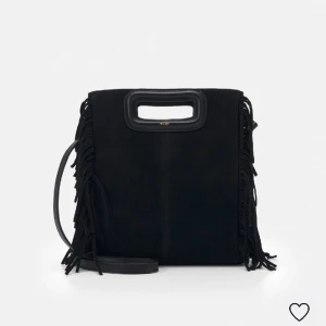 MAJE väska  - Säljer min as fina maje väska, användt väldigt lite då jag har många väskor. Den är i jättebra skick och är köpt för 2349kr nypris. Säljs tillsammans med både band och kedja, även original dust bag! KÖP DIREKT FÖR 1700kr!❤️