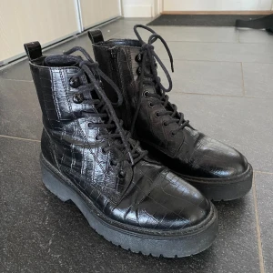 Boots i skinn  - Boots i skinn från Depeche. Knyte samt dragkedja på insidan. Grövre sula. Stl 38. Normal i storlek. 