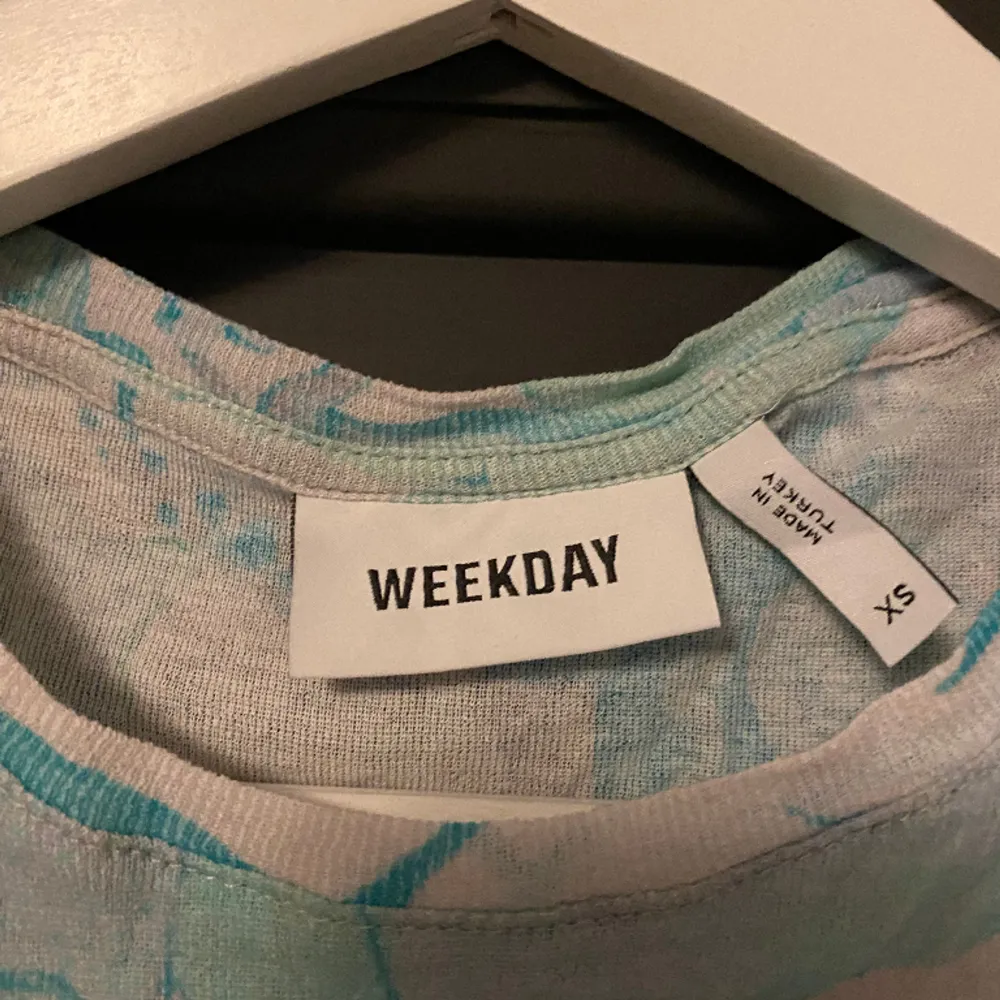 En grön och blå blommig t-shirt i stretchigt mesh tyg. Den har en croppad modell och är från Weekday i storlek XS. Använd ett fåtal gånger och i jättebra skick! 🌷. Toppar.