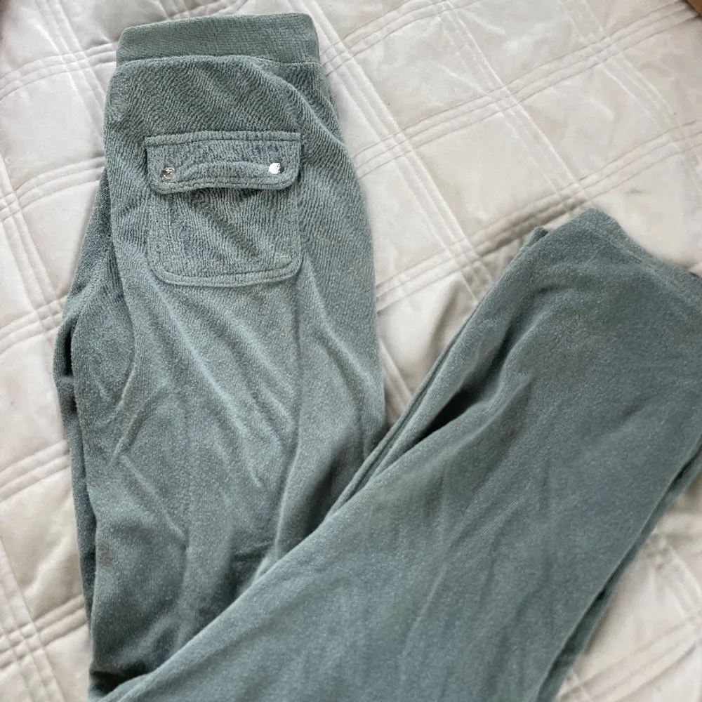 Säljer mina ljusgröna juicy couture byxor. De är i del ray modellen. De är i frotté material. Skriv för fler bilder eller om du har frågor! Kan tänka mig att ändra priset. . Jeans & Byxor.