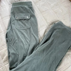 Juicy couture byxor - Säljer mina ljusgröna juicy couture byxor. De är i del ray modellen. De är i frotté material. Skriv för fler bilder eller om du har frågor! Kan tänka mig att ändra priset. 