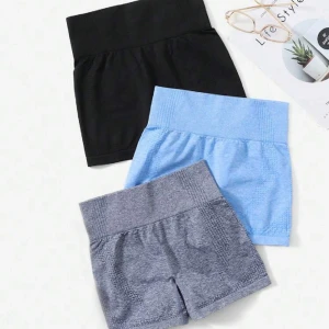 Träningsshorts shein - Säljer tre stycken Träningsshorts från shein i storlek M men passar mer en S! De är endast provade så nyskick! Färgerna är babyblå, svart och blågrå. 120kr för alla 3.   OBS SÄLJER INTE EN ENDAST UTAN ALLA 3 ihop. 
