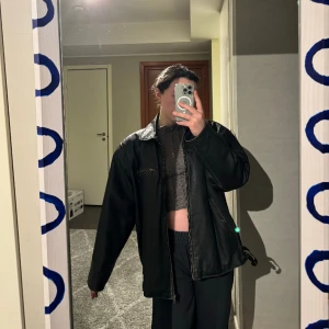 Skinjacka - Super snygg oversized vintage skinnjacka som är perfekt till hösten eller sommaren. Skulle säga att den passar M/L/XL och uppåt, då den är väldigt stor. Hör av er vid eventuella frågor💗