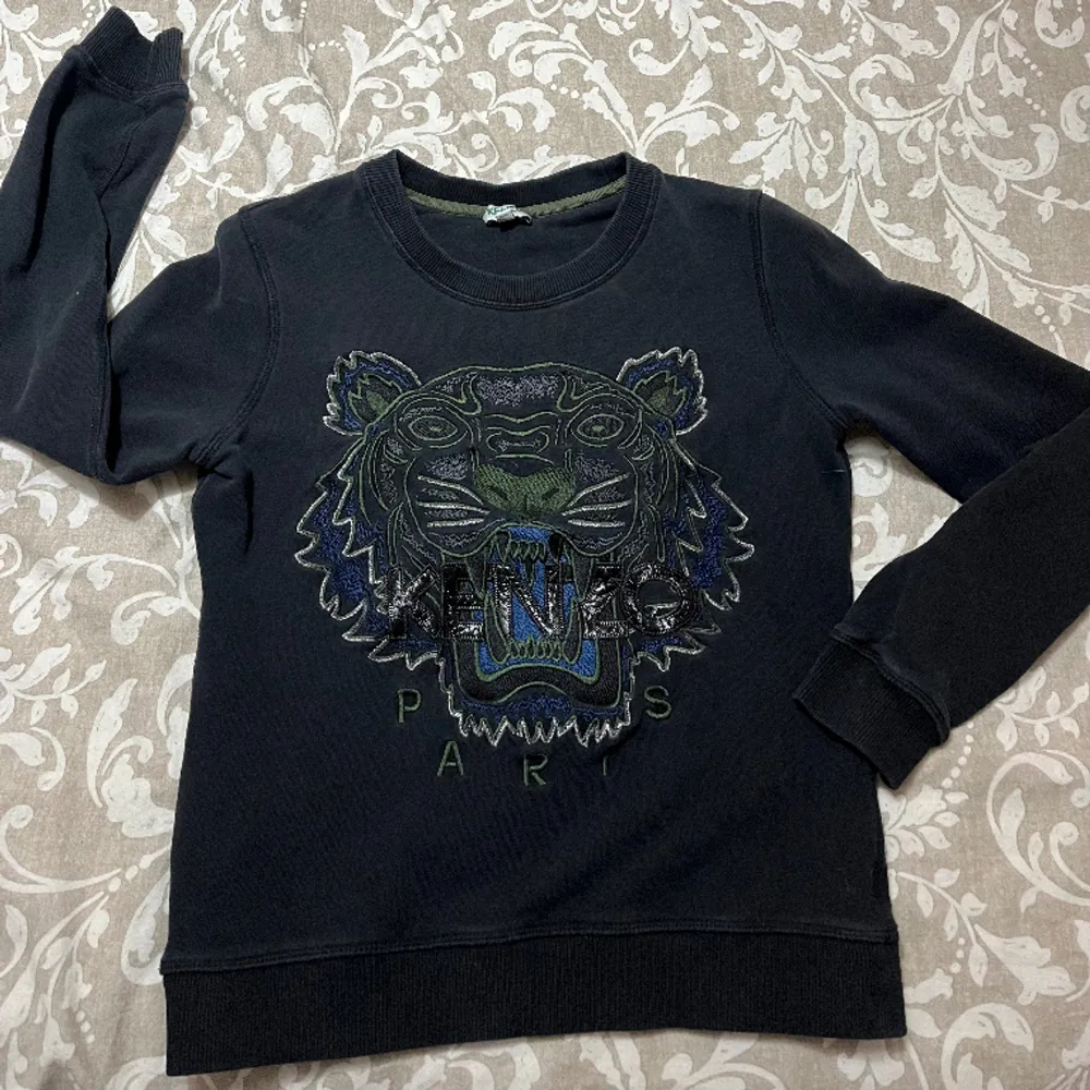 Säljer min tjejs Kenzo Paris Sweatshirt. Gott skick. Inte mycket använd. Storlek XS. DAM Skriv för fler bilder. Kan fraktas.. Tröjor & Koftor.