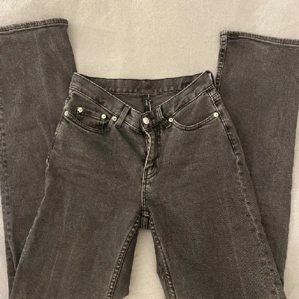 Weekday Twig-jeans i strl 27/30 👖De är i fint skick o nypris var 590 kr 💌 . Jeans & Byxor.