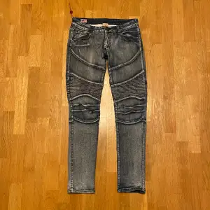 Ett par true religion jeans i fint skick. Midjan 41, längd 102 och benöppning på 16 cm. Såklart kan pris diskuteras. 