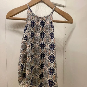 Linne - Gulligt linne med mönster på från H&M. Använd 2 ggr ish och är i väldigt bra skick. Linnet är i storlek xs och vid frågor och funderingar är det bara att meddela mig🫶🏼