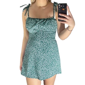 kortklänning - söt grön klänning med vita blommor från H&M! band som man knyter själv❣️