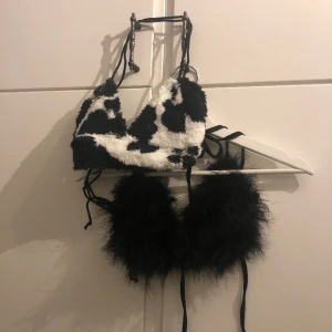 fest toppar - En super fin komönstrad topp och en svart topp med fjädrar, den med fjädrar passar stor byst och liten men den komönstrade är lite mindre i kupan så inget över D 💗 båda är oanvända endast testade. båda för 50kr!