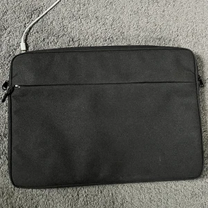 Svart datorfodral - Säljer ett helt nytt datorfodral. Nypris 600kr. Finns ett praktiskt sidofack på perfekt för pennor mm. 
