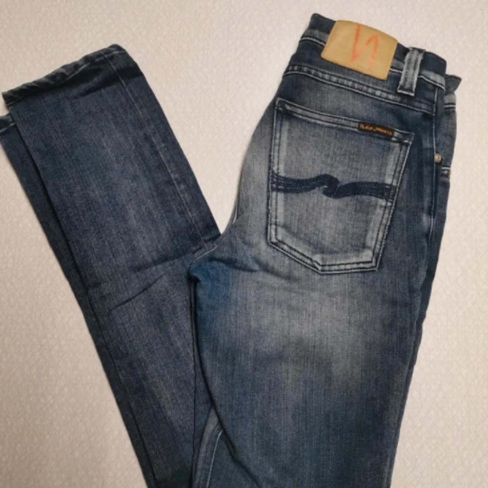 W27  L32 Fina jeans sparsamt använda ganska små i midjan men skön färg. Jeans & Byxor.