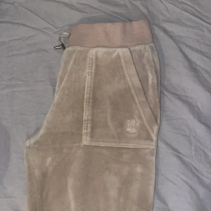 Beiga juciy byxor  - Bra skick, men dock använt många gånger. Inte trasiga någonstans 