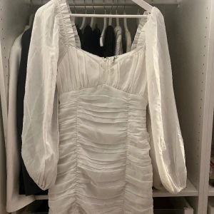 Student klänning  - Studentklänning från Nelly. Använd 1 gång och är i som nytt skick! 🌟  Storlek 34 🛍️