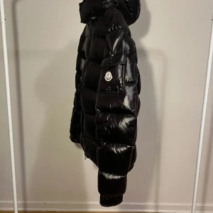 Moncler jacka - Storlek 4 passare perfekt om man är 180/186  Priset kan diskuteras vid snabb affär