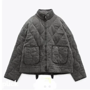 Zara jacka - Säljer nu min Zara jacka som inte går att få tag i. Perfekt till våren. Väldigt bra skick☺️använd gärna ”köp nu” Bild 1+2 är mina egna