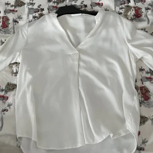 Blus - En vit kortärmad blus från vila som inte säljs längre. Säljs så den inte kommer till användning