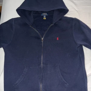 Polo Ralph Lauren  - Säljer min blåa Ralph Lauren tröja för att den är för liten, den är i bra skick!!!