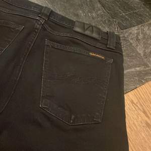 Tja säljer ett par feta svarta nudie jeans i modellen high kai skicket är som nytt utan några skavanker.