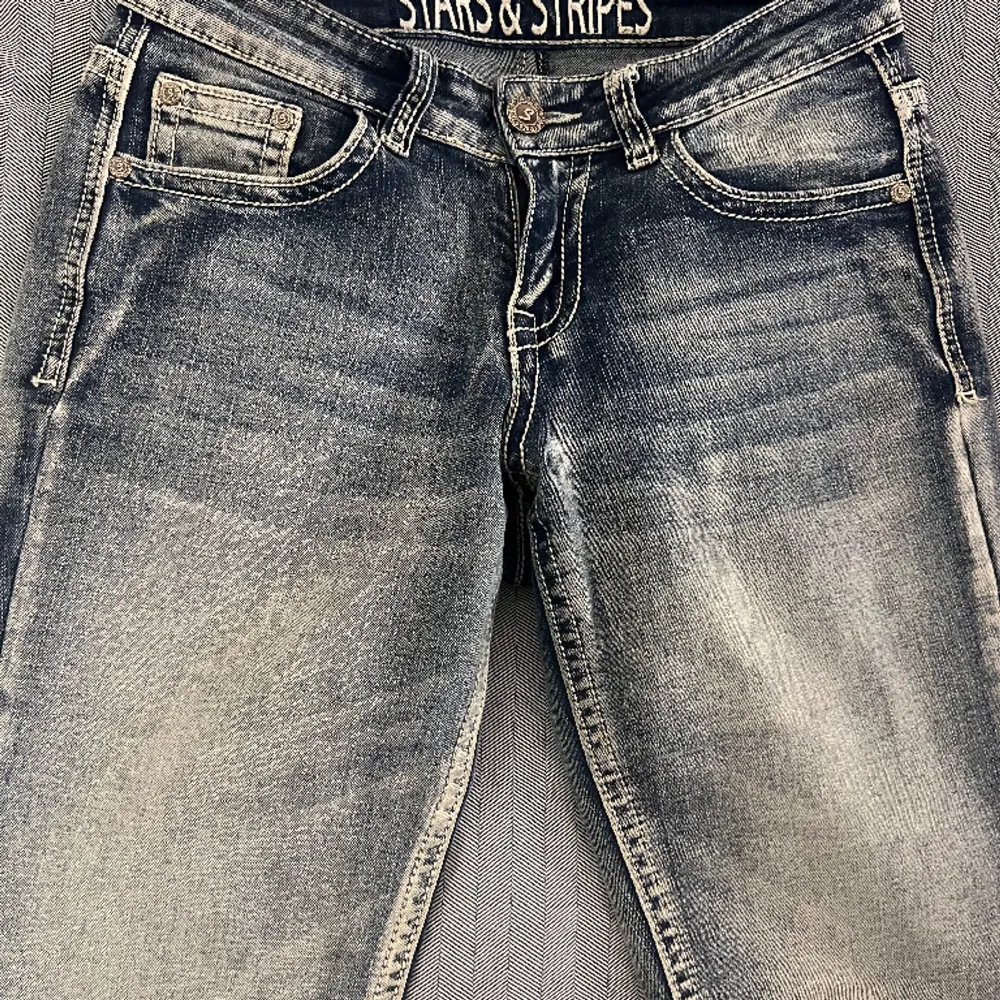 Säljer dessa lågmidjade jeans från stars and stripes. Köpt i juli för 1100 och är i nyskick där va priset, det kan dock diskuteras vid snabb affär. Jeans & Byxor.