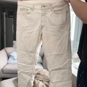 Beiga jeans  - Beiga jeans från Zara. Storlek eur 46. Passar en kille som är 190cm och väger 85 kg.   Säljs pga att de inte används.