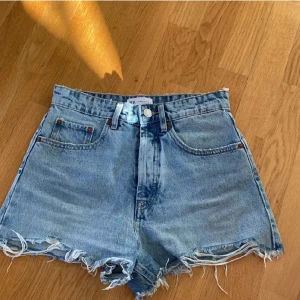 Zara jeansshorts  - Säljer ett par jeansshorts från zara pga av att de inte passade och jag redan hade klippt av lappen. Endast använda en gång och i bra skick. Köparen står för frakten.