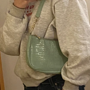 Väska💚 - Köpt på glitter för 300kr, grön med ormskinn(FAKE) ❤️❤️ nästa aldrig använd, lite skadad men syns inte om man har den sida in mot kroppen!❤️❤️