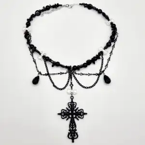 Handgjort halsband och exklusiv design🖤 Design av mig 💎Material- onix,rostfritt stål,  zinklegeringar ,plast och glas. Nickel fri. Längd: 36cm + 5cm, priset-230kr