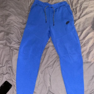 Nike teech byxor - Köptes för 3 månader sedan och har används enstaka gånger, är i nytt skick!