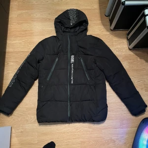 Hoodrich wraith puffer jacka - Säljer min gamla jacka för att jag har tröttnat på den. Den är perfekt till vintern och är i Storlek S Jackan är använd men inga skador som syns när du har på dig den 