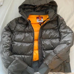 Parajumpers jacka - Hjälper min syster att sälja hennes fina olivgröna/grå parajumpers damjacka i modellen Mariah, strl M. Funkar till alla årets årstider. Inköpt 2019. Nyskick, inga defekter. Finns QR-kod i jackan som visar på att den är äkta. Hör av er vid frågor! 😊